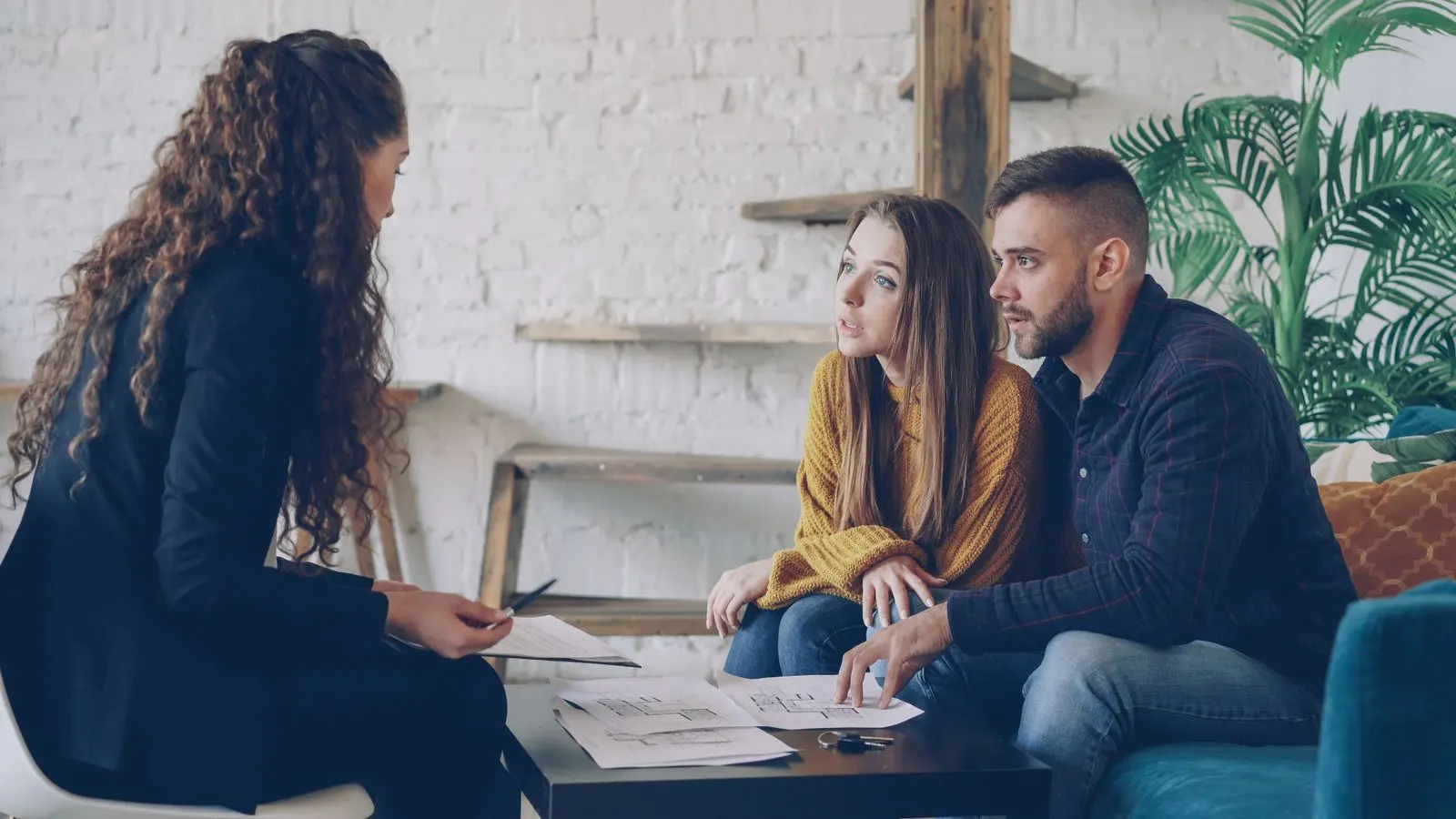 Equipe discutindo estratégia empresarial