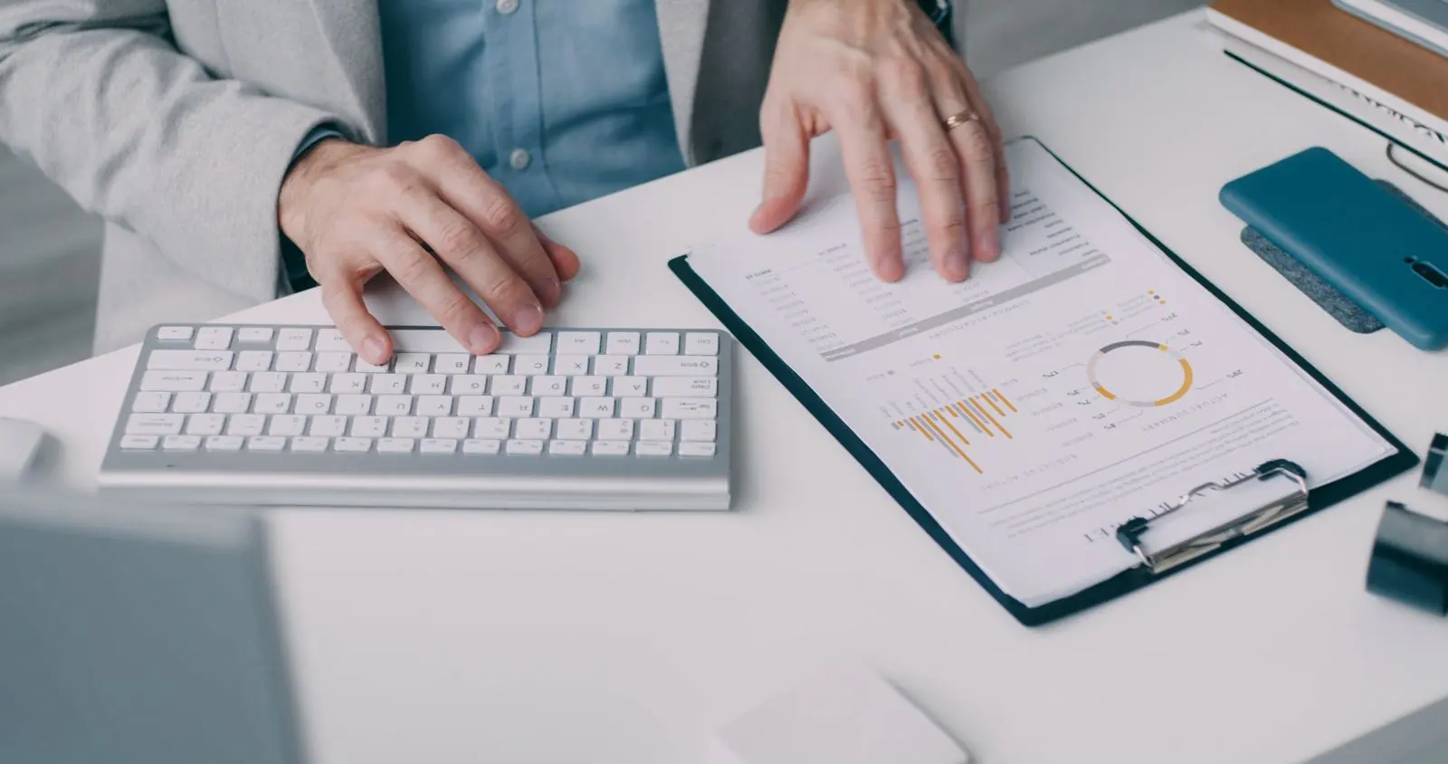 Profissional analisando relatórios financeiros